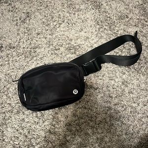 Lululemon Fanny pack original size color black
